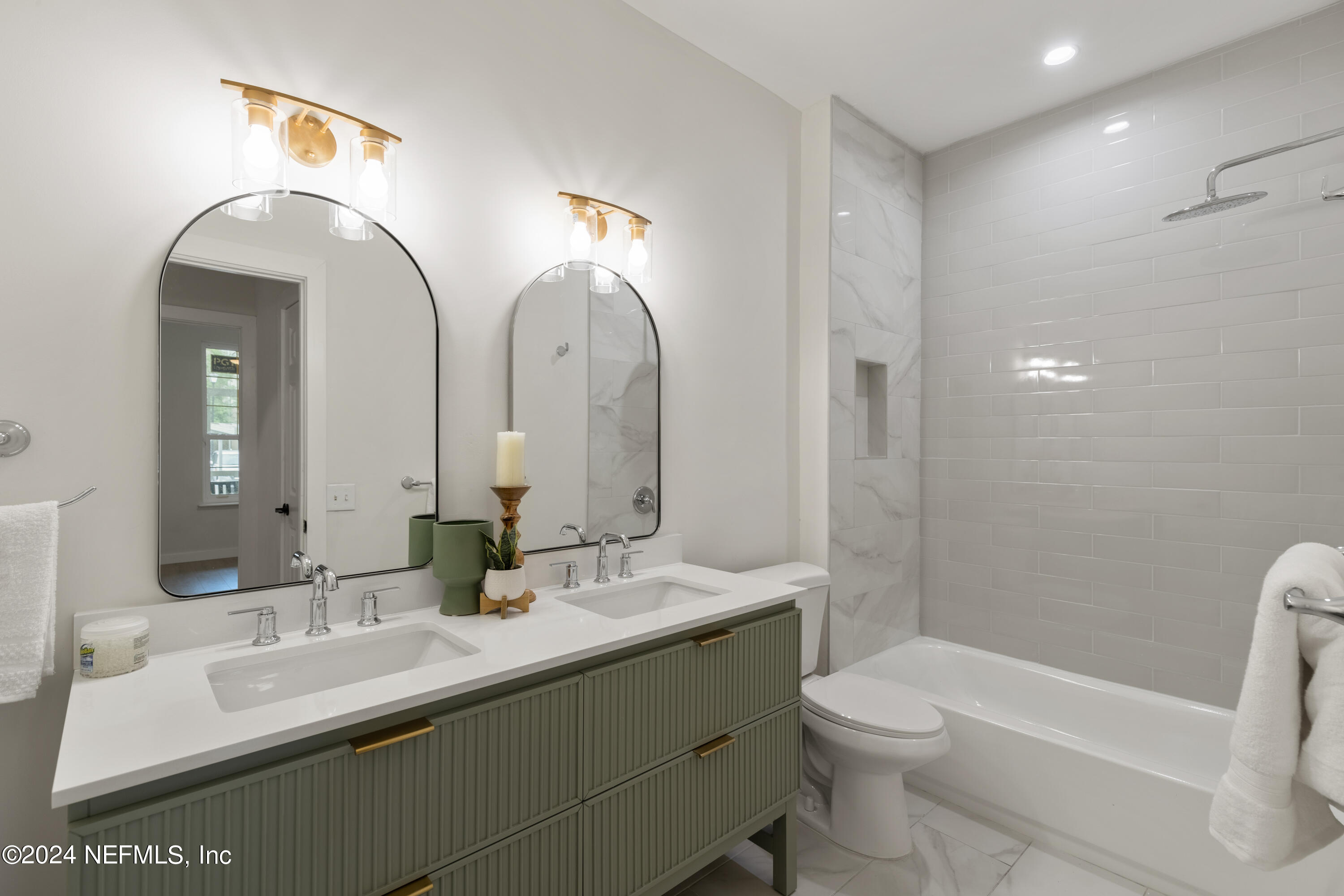 10550 Baymeadows Road, Unit 802 Jacksonville, FL 32256 - Photo 24 of 38 Guest bathroom