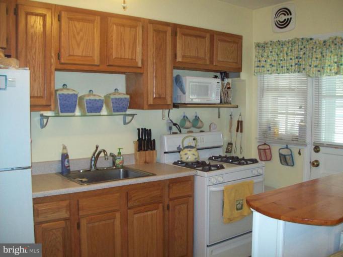 1924 Stanhope Road Dundalk, MD 21222 - Photo 3 of 9 Kitchen