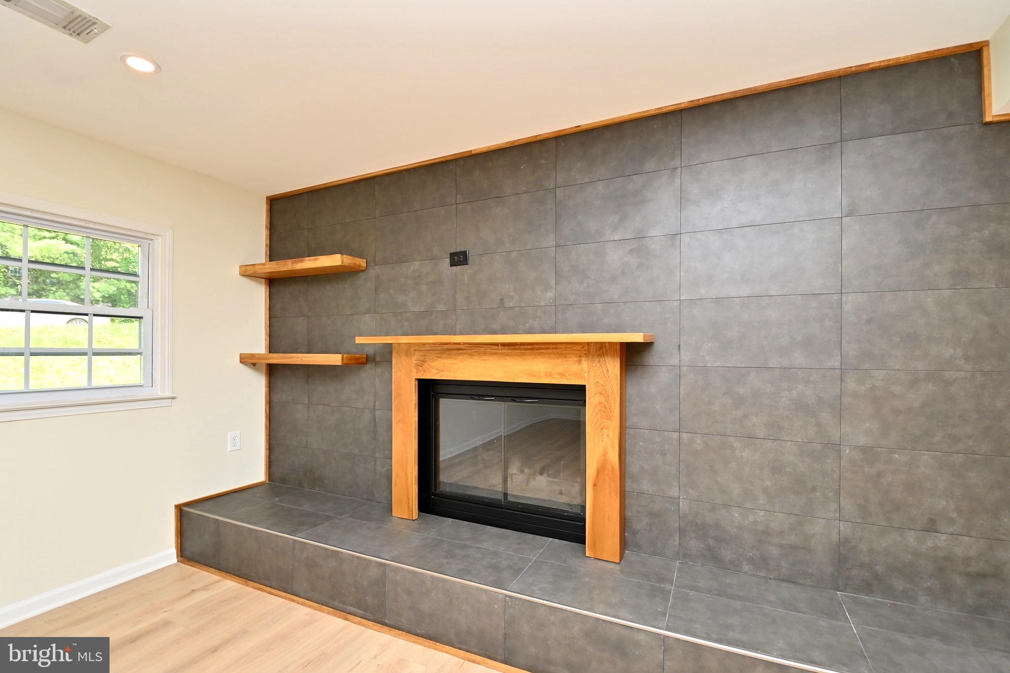 7215 Willow Oak Place Springfield, VA 22153 - Photo 27 of 39 a living room with furniture