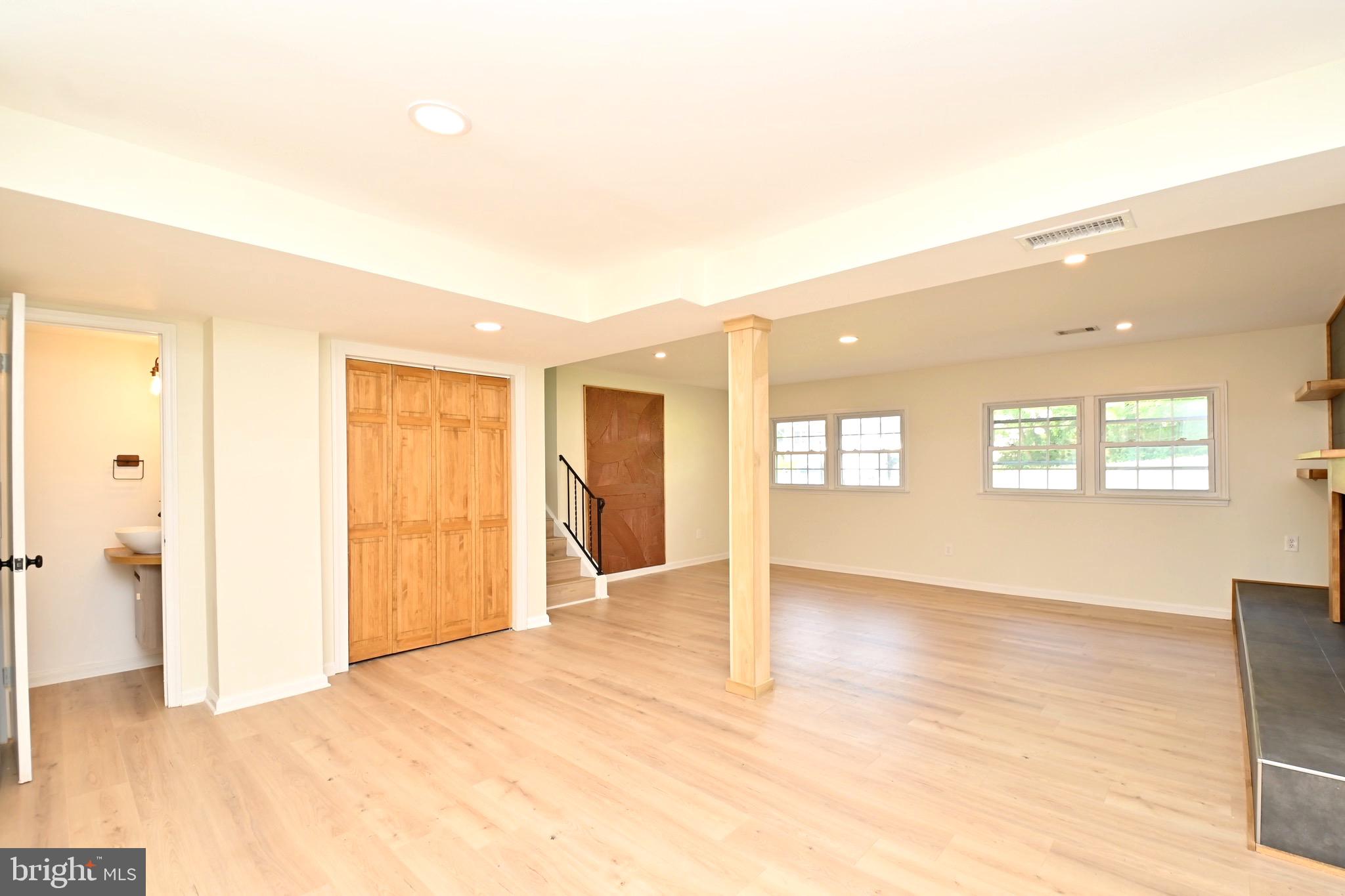 7215 Willow Oak Place Springfield, VA 22153 - Photo 30 of 39 wooden floor in an empty room with a window