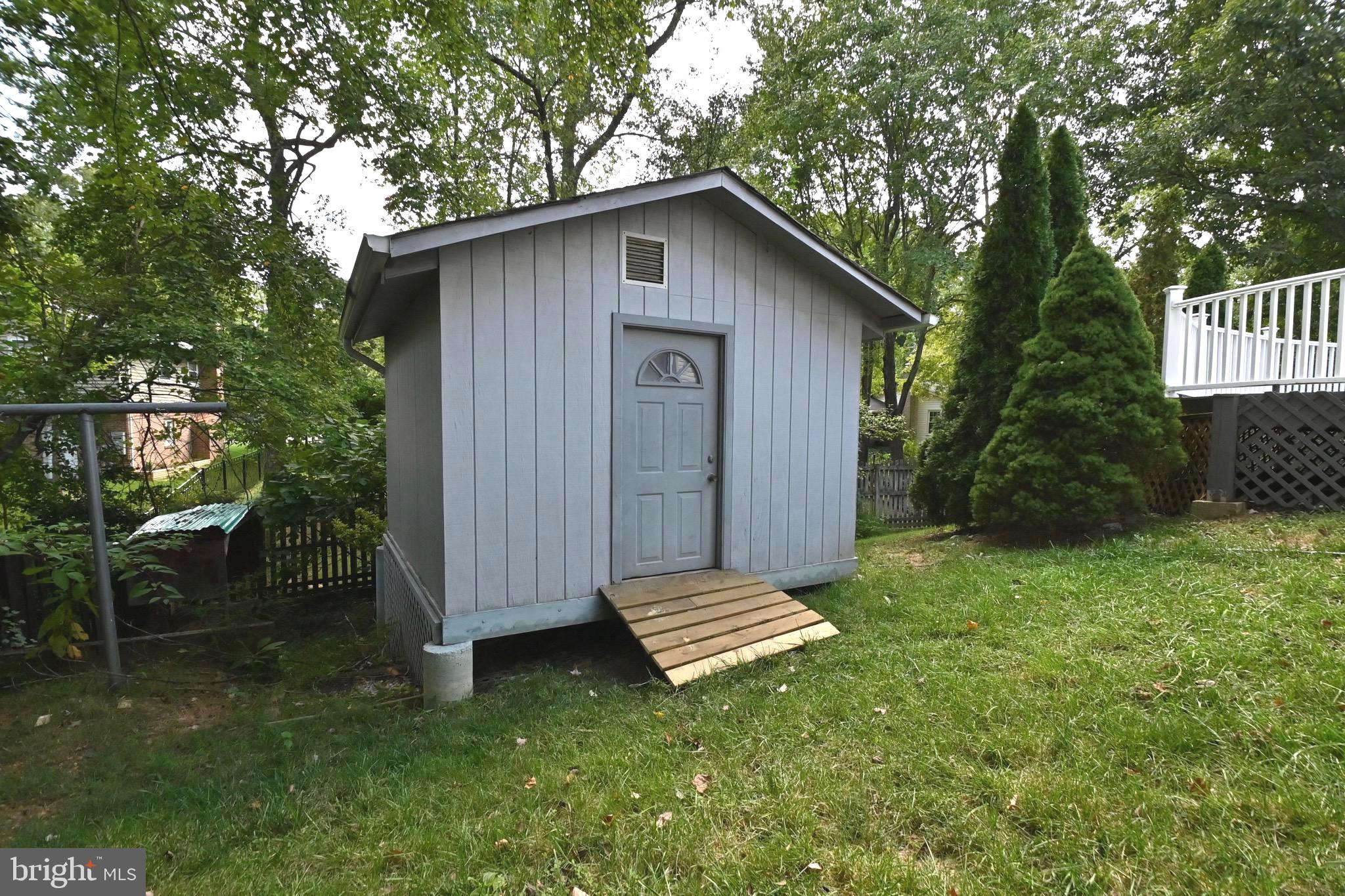7215 Willow Oak Place Springfield, VA 22153 - Photo 38 of 39 a backyard of a house with table and chairs
