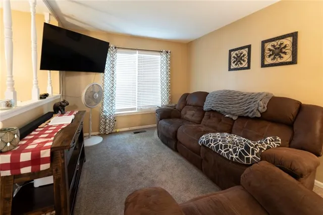 $209,900 | 5924 Creek View Drive, Parkville, MO 64152