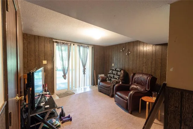 $209,900 | 5924 Creek View Drive, Parkville, MO 64152