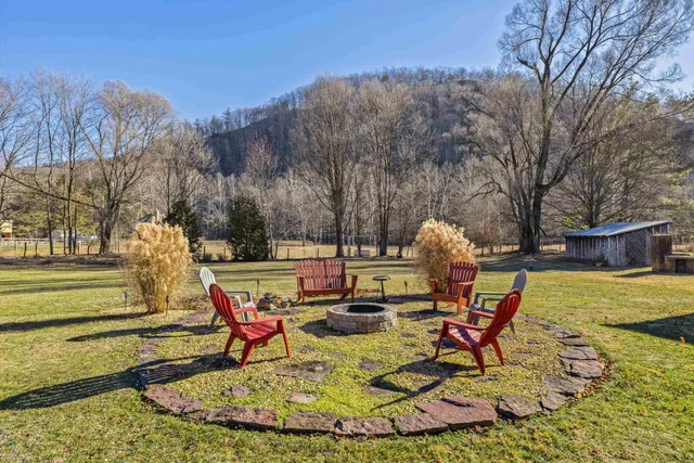 a view of a water fountain in front of building