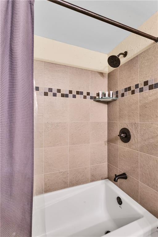 9 Quail Court Export, PA 15632 - Photo 31 of 35 Deep Soak Tub / Shower with Tile Surround in the Main Hallway Bath.