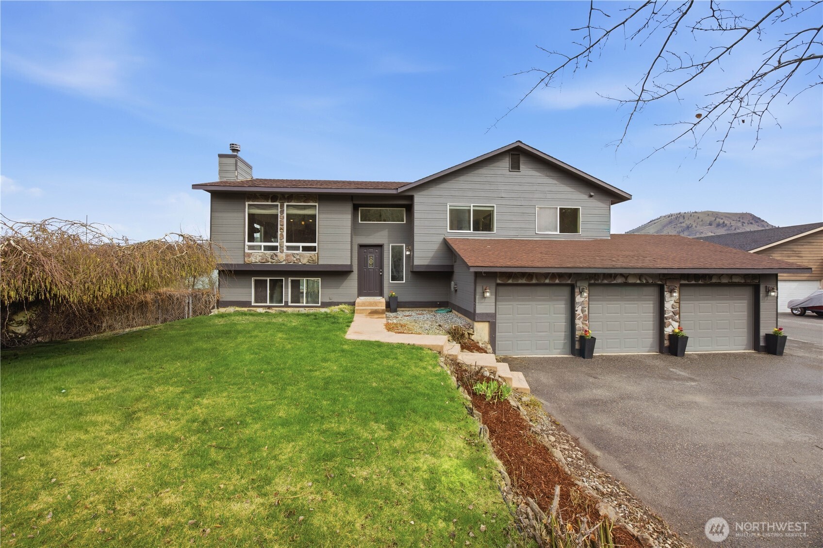 109 Nelmida Lane Chelan, WA 98816 - Photo 2 of 34