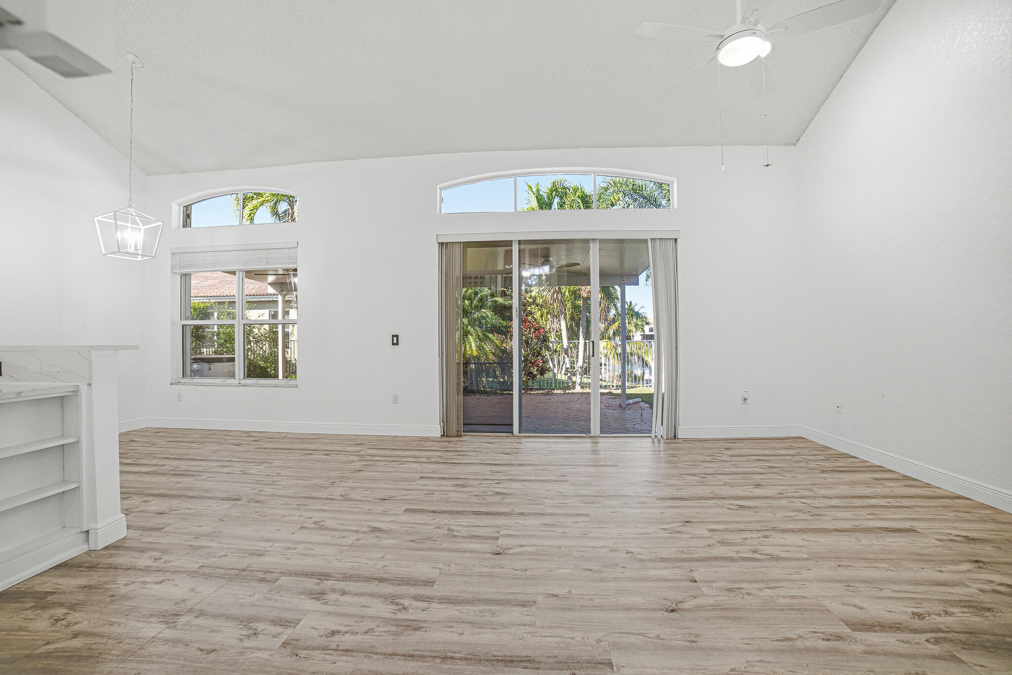 4819 Northwest 53rd Circle Pompano Beach, FL 33073 - Photo 12 of 48 Livingroom