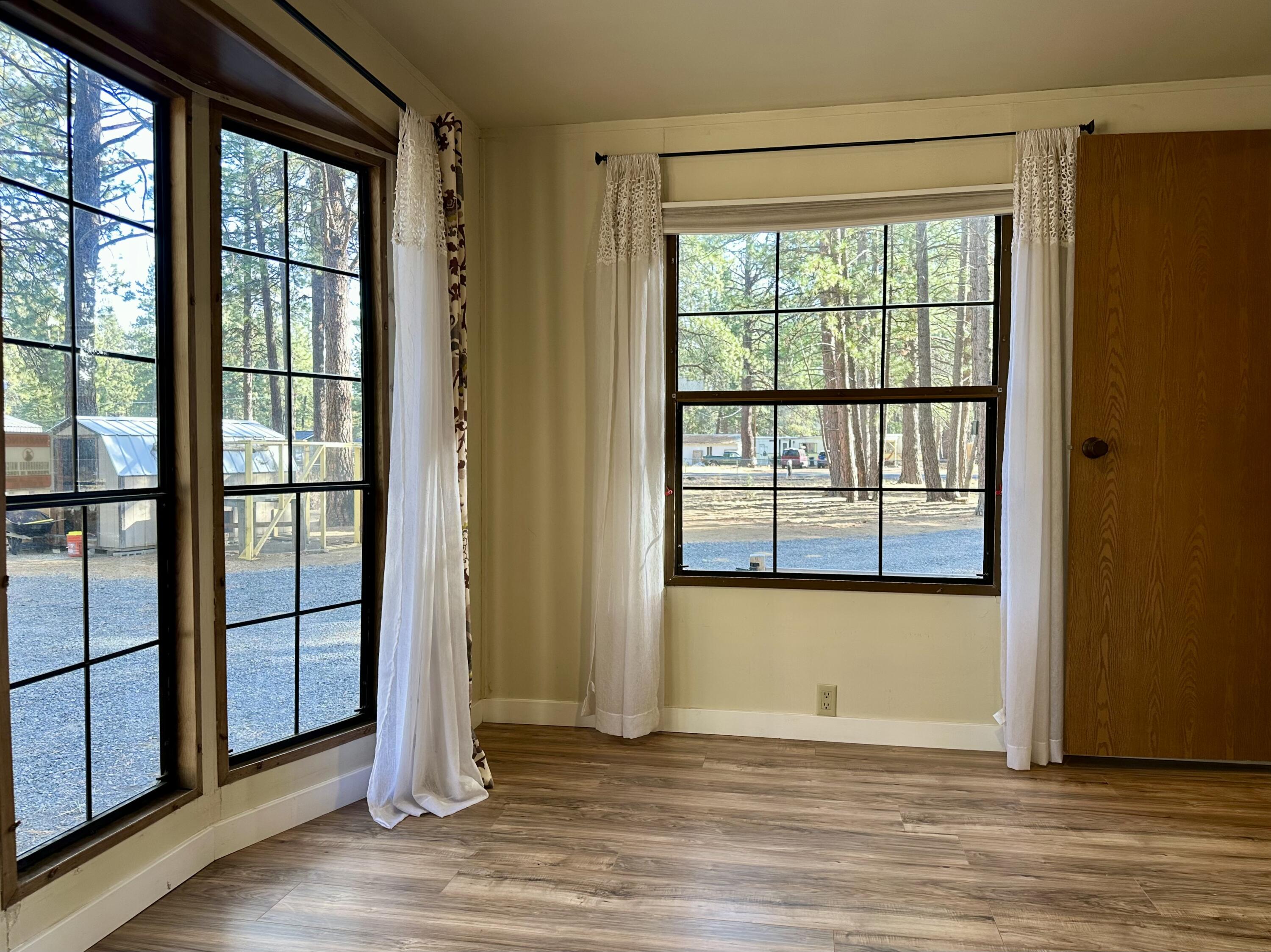 60083 Navajo Road Bend, OR 97702 - Photo 17 of 20 Two walls of natural light
