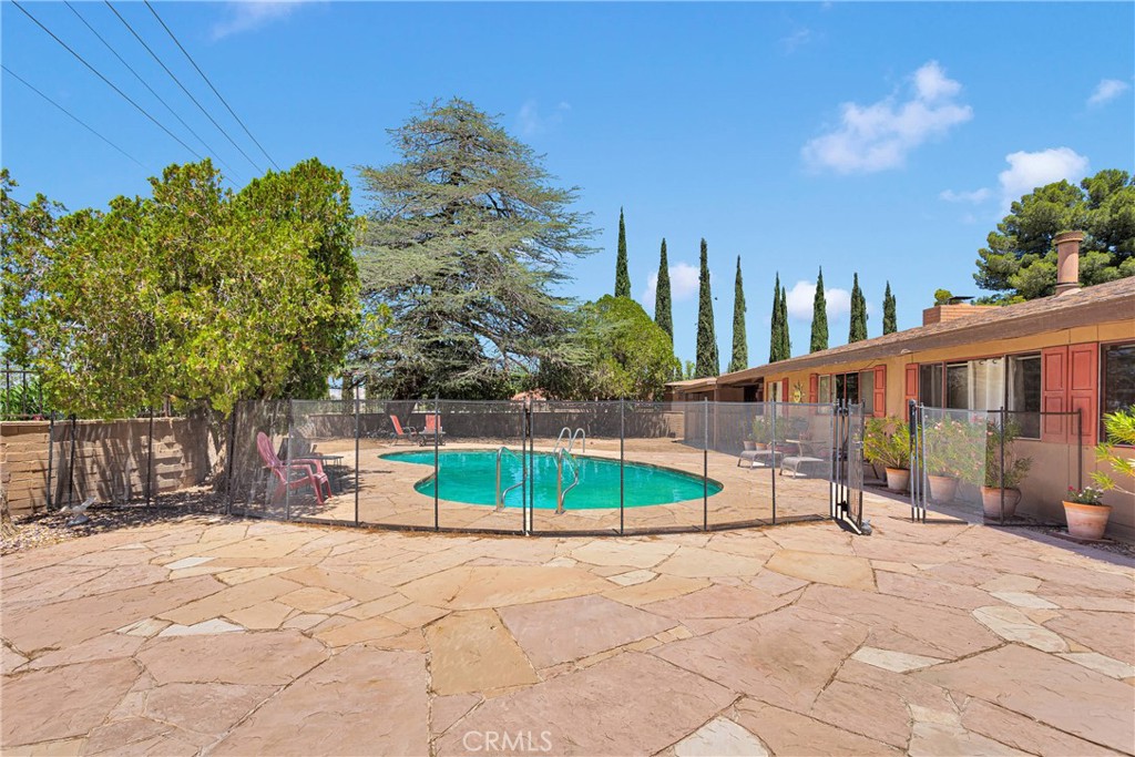 19955 Chickasaw Road Apple Valley, CA 92307 - Photo 42 of 60 a front view of a house with a yard