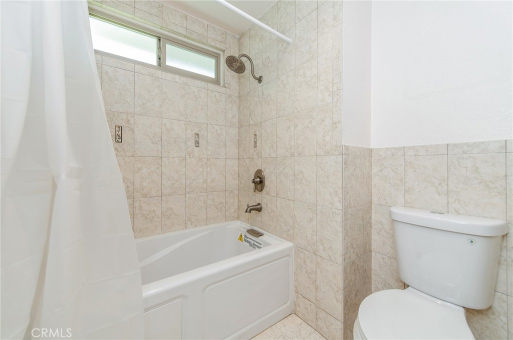 19621 Running Brand Circle Walnut, CA 91789 - Photo 28 of 40 a bathroom with a toilet and bathtub