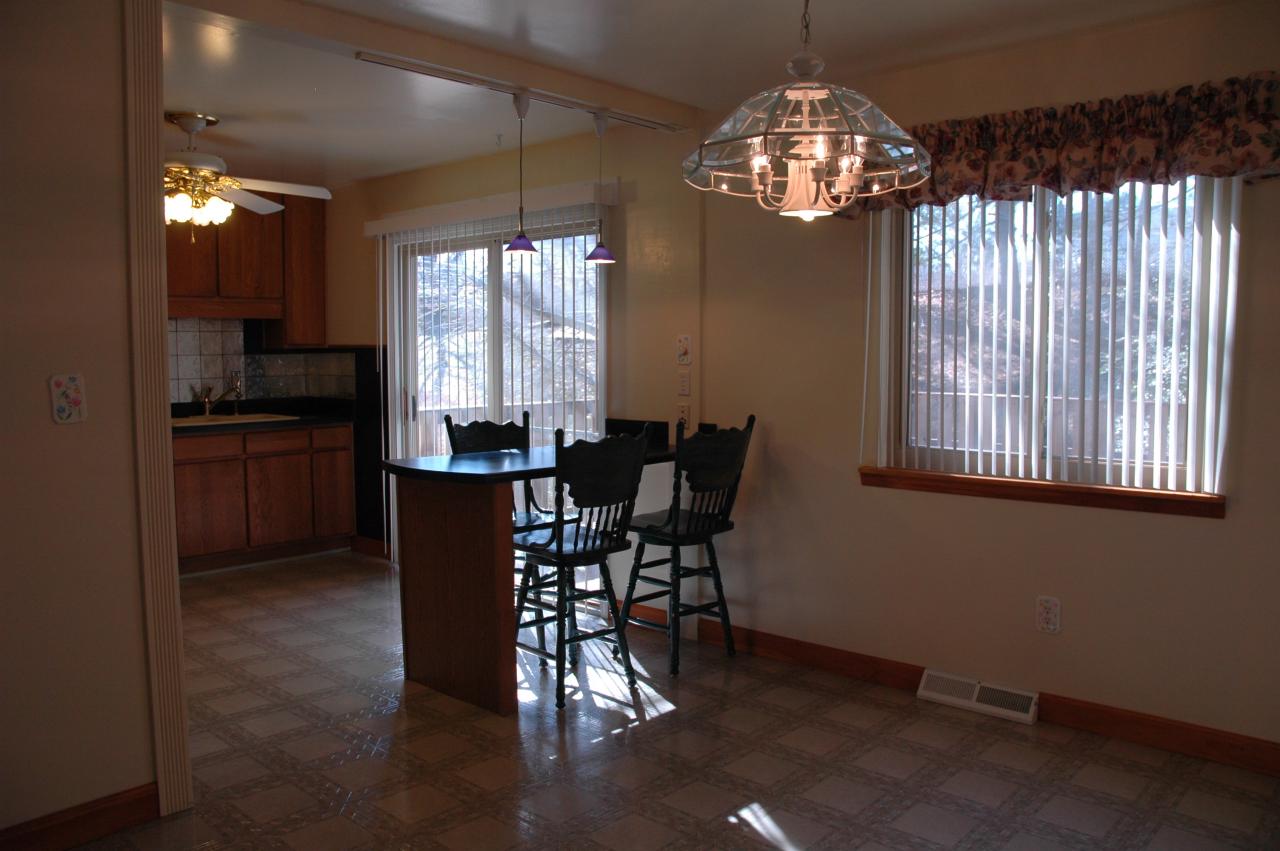 2834 Beaver Brook Road Salem, VA 24153 - Photo 3 of 23 MODERN KITCHEN/DINING AREA
