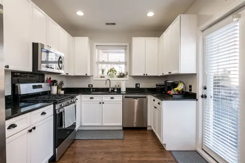 $450,000 | 615 North Noble Street, Unit 2N, Chicago, IL 60642