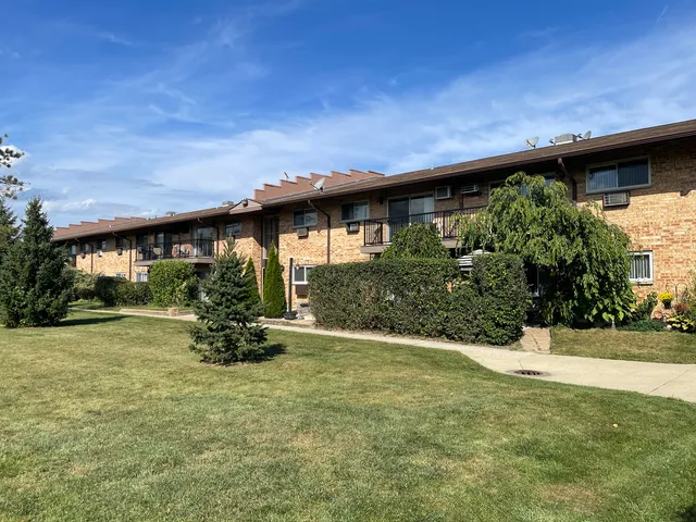 $219,999 | 816 East Old Willow Road, Unit 110, Prospect Heights, IL 60070