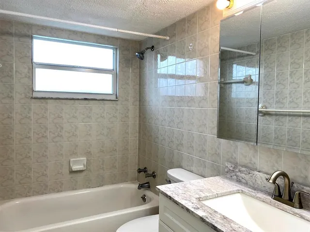 $2,100 | 2555 Northeast 11th Street, Unit 402, Fort Lauderdale, FL 33304