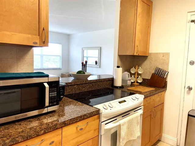 $2,100 | 2555 Northeast 11th Street, Unit 402, Fort Lauderdale, FL 33304