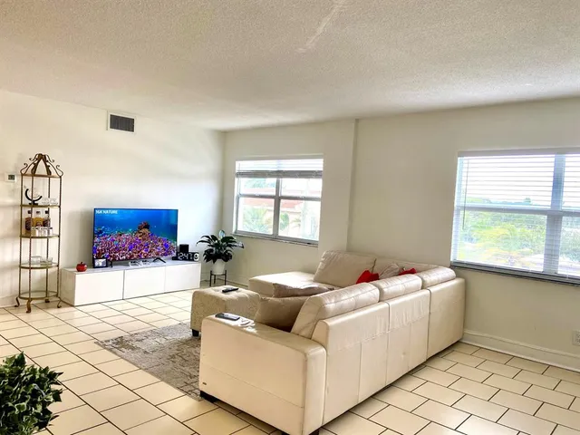 $2,100 | 2555 Northeast 11th Street, Unit 402, Fort Lauderdale, FL 33304