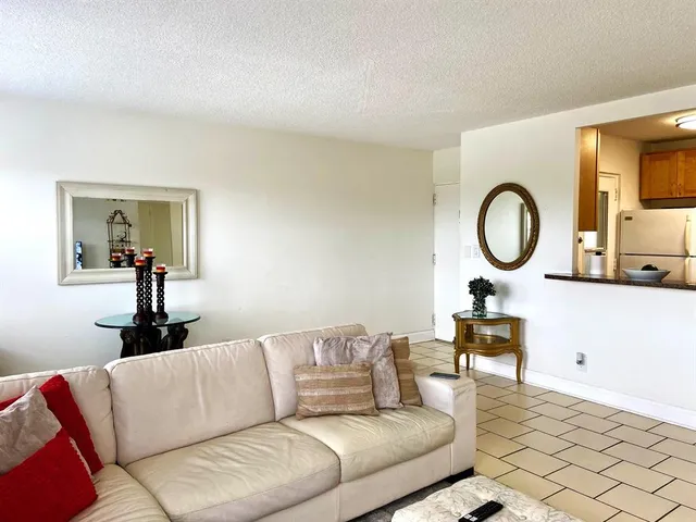 $2,100 | 2555 Northeast 11th Street, Unit 402, Fort Lauderdale, FL 33304