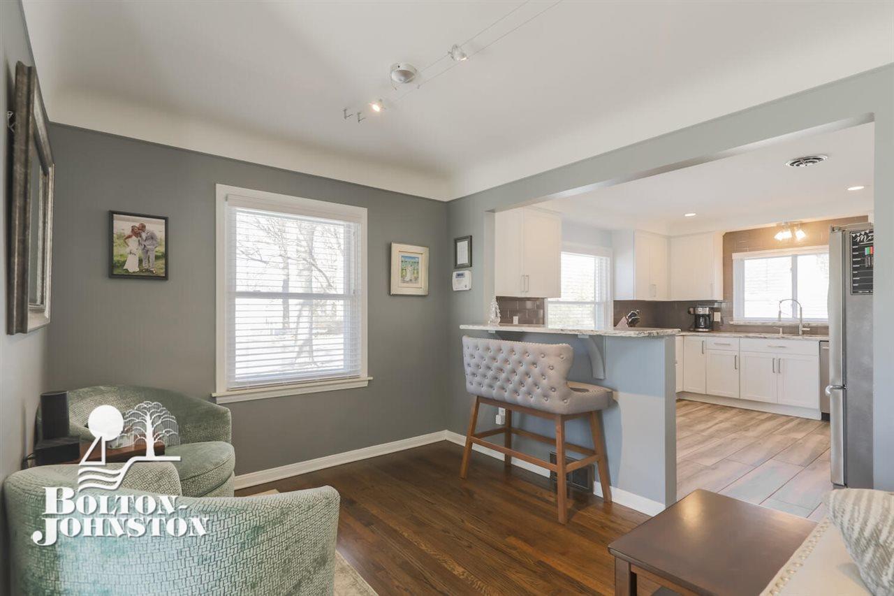 1870 Newcastle Road Grosse Pointe, MI 48236 - Photo 7 of 25 50030114-6.JPG
