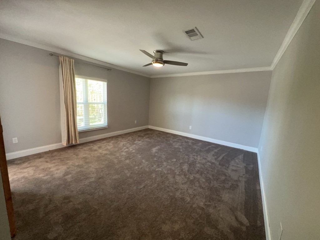 401 Walton Street Houston, TX 77009 - Photo 20 of 27 an empty room with windows and ceiling fan