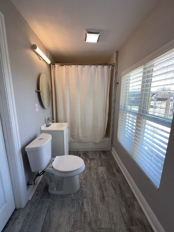 401 Walton Street Houston, TX 77009 - Photo 23 of 27 a bathroom with a toilet a sink and a window