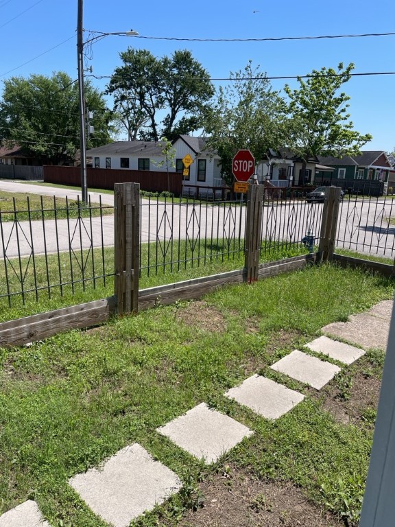 401 Walton Street Houston, TX 77009 - Photo 24 of 27 a view of a porch and garden