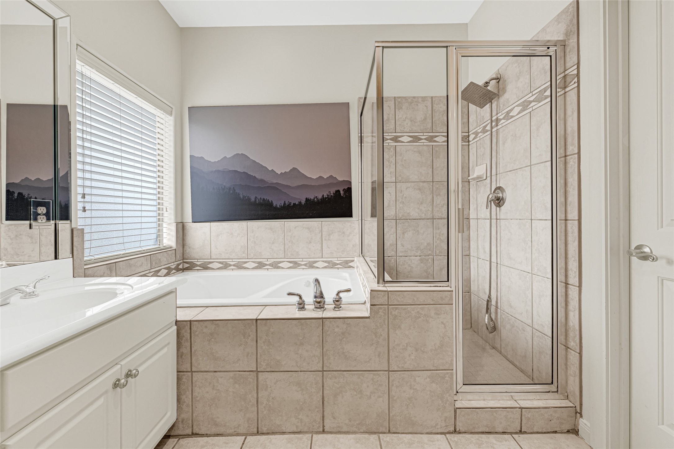 2414 Calumet Street, Unit B Houston, TX 77004 - Photo 20 of 27 a bathroom with a bathtub and a sink