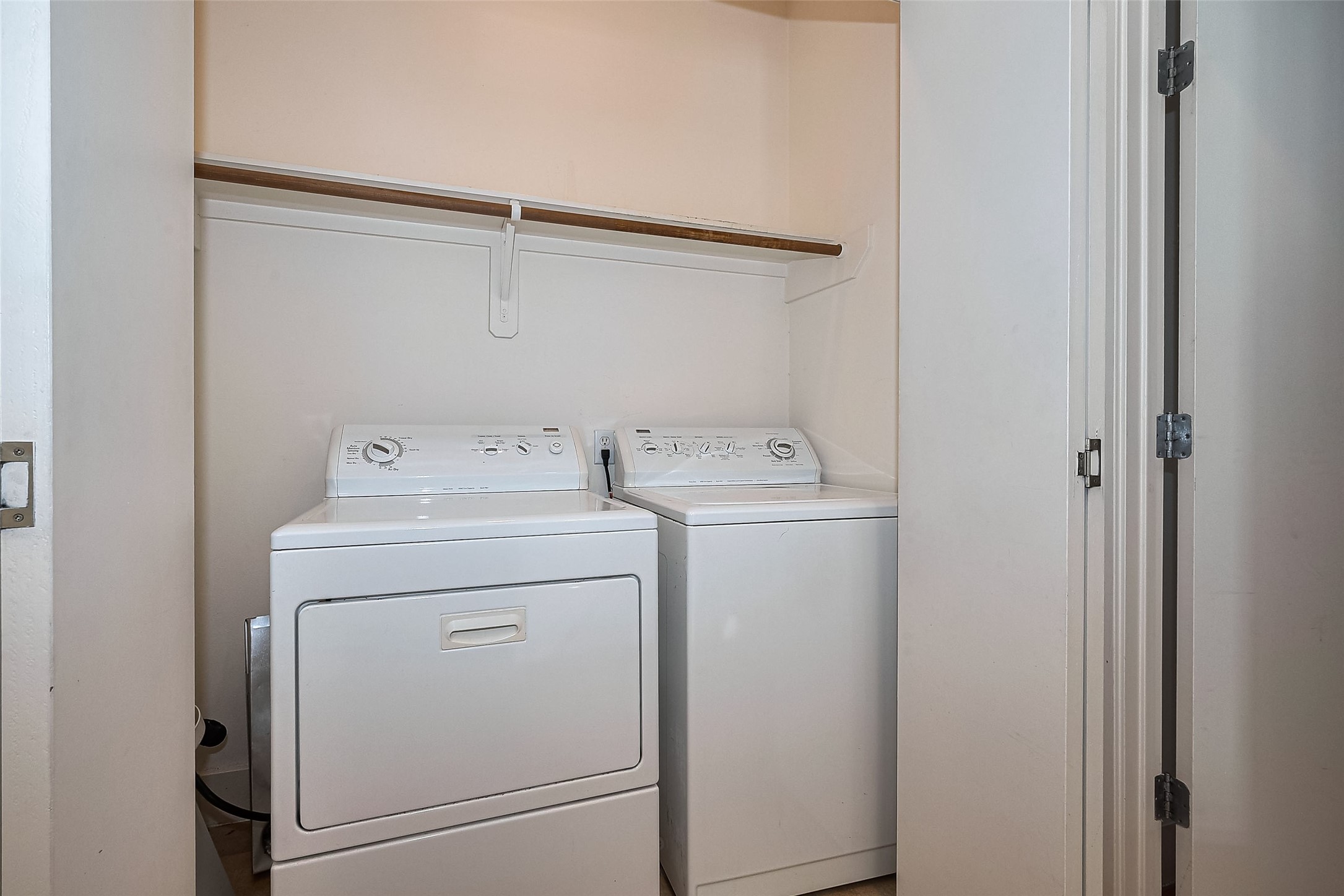 4331 Eigel Street Houston, TX 77007 - Photo 25 of 38 a utility room with dryer and washer