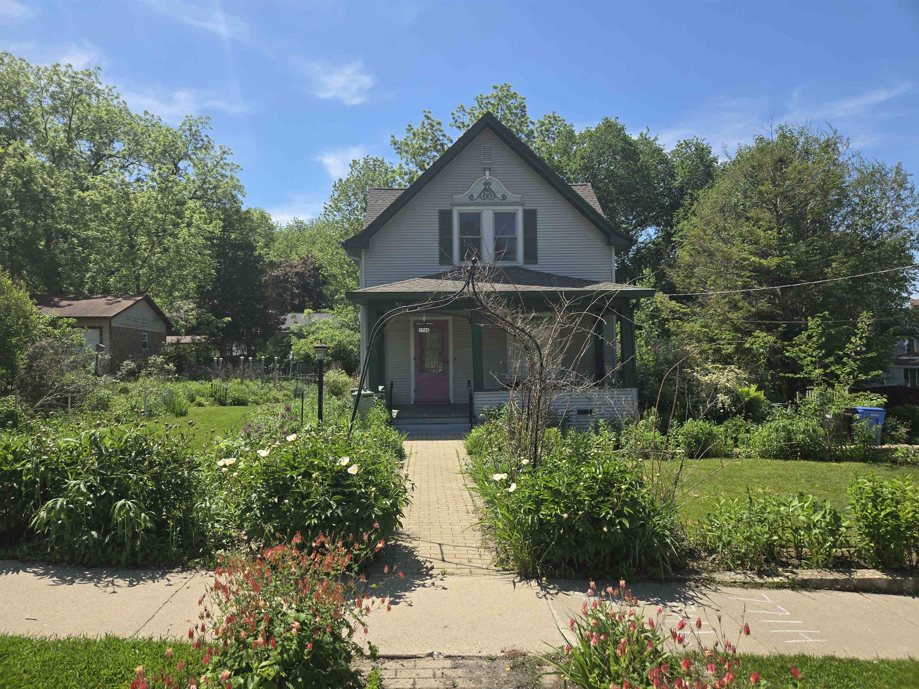 1724 Parmenter Street Middleton, WI 53562 - Photo 2 of 35