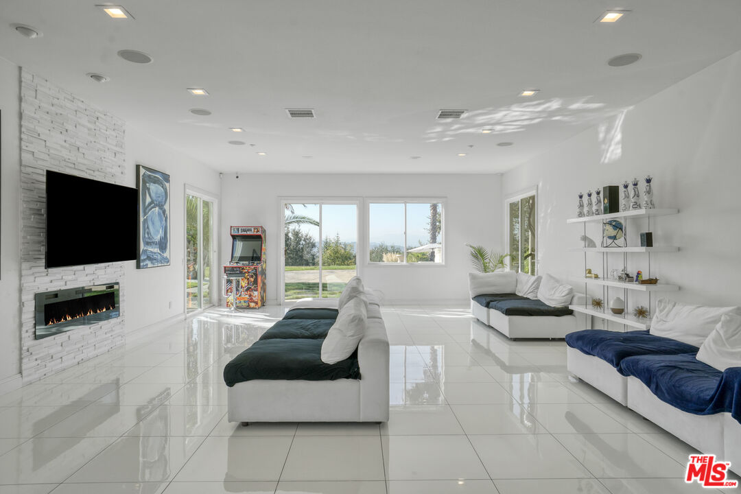 11158 Lopez Court Moorpark, CA 93021 - Photo 11 of 57