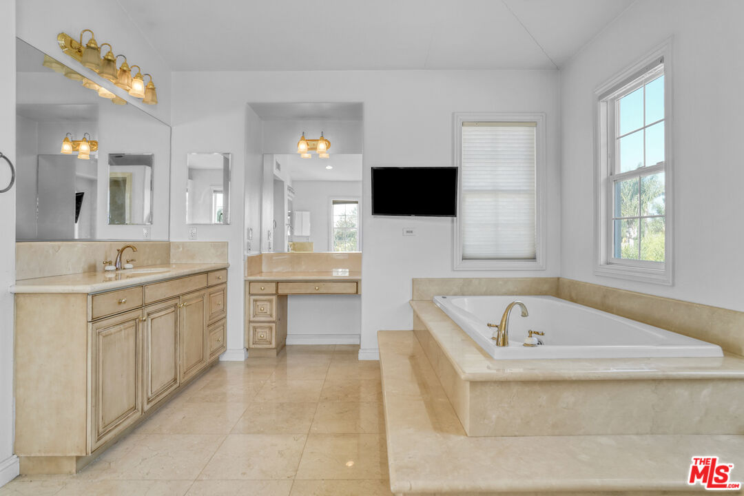 11158 Lopez Court Moorpark, CA 93021 - Photo 29 of 57