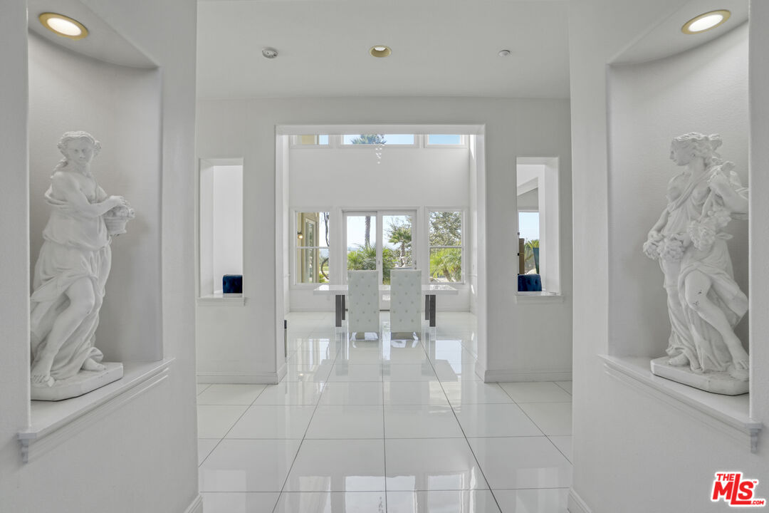 11158 Lopez Court Moorpark, CA 93021 - Photo 8 of 57