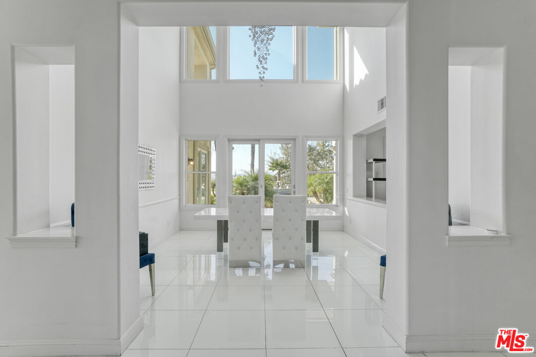 11158 Lopez Court Moorpark, CA 93021 - Photo 9 of 57