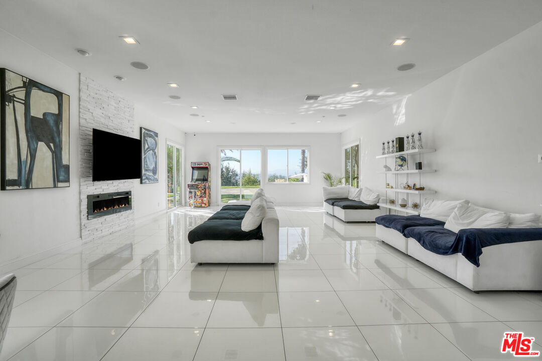 11158 Lopez Court Moorpark, CA 93021 - Photo 10 of 57