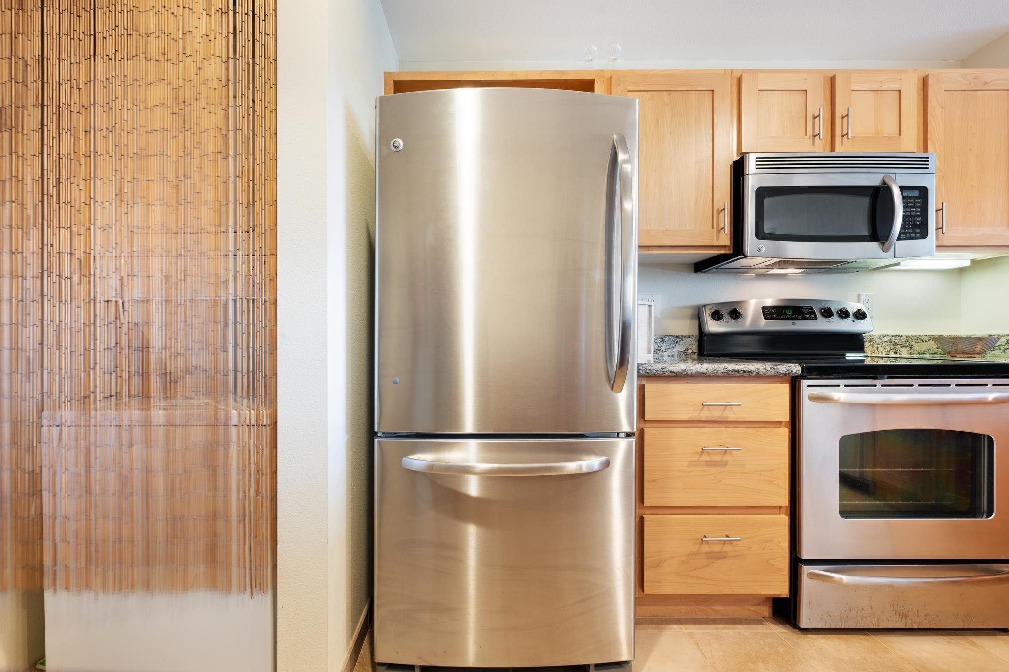 3708 Lower Honoapiilani Road, Unit E41 Lahaina, HI 96761 - Photo 18 of 42 a kitchen with a refrigerator stove and microwave
