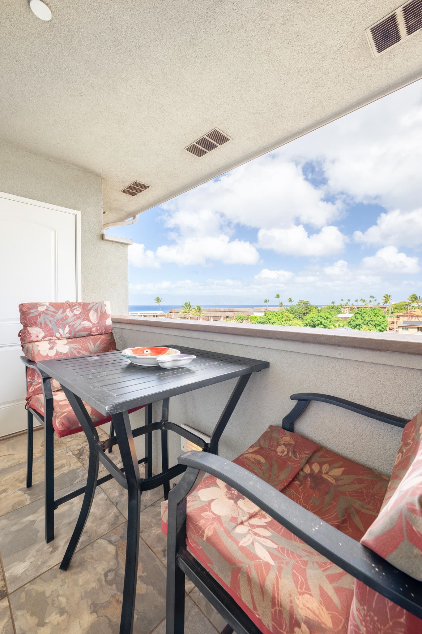 3708 Lower Honoapiilani Road, Unit E41 Lahaina, HI 96761 - Photo 29 of 42 a view of a terrace with furniture and a table