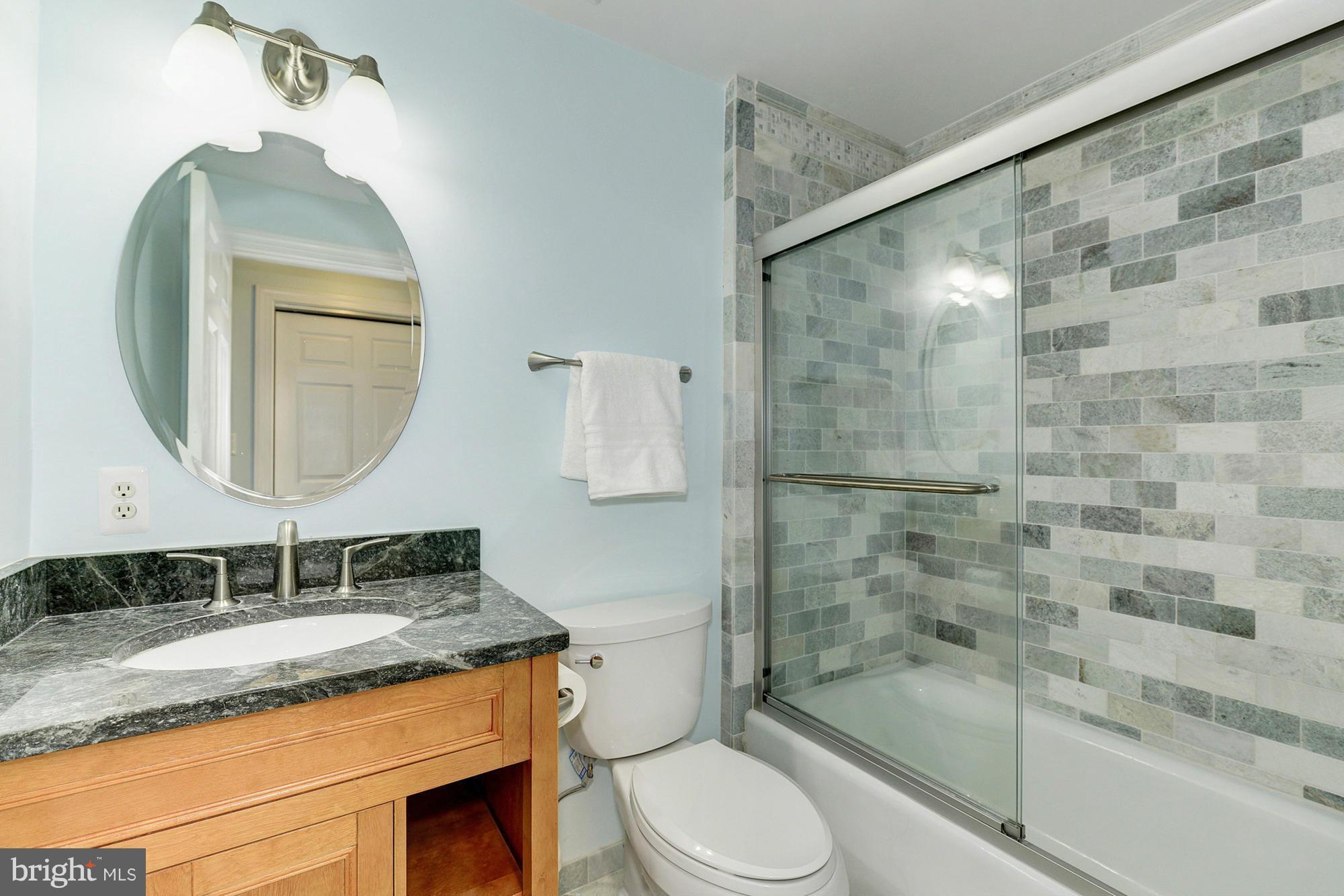 909 Georgetown Ridge Court McLean, VA 22102 - Photo 16 of 30 En Suite Bath in Bedroom #2