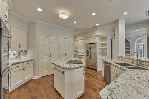 $1,100,000 | 168 West Shadowpoint Circle, The Woodlands, TX 77381