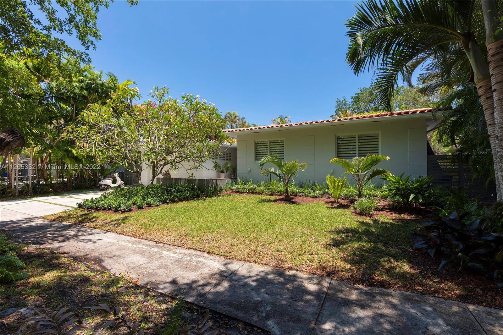 9 Pinta Road Miami, FL 33133 - Photo 23 of 25 a view of backyard of house with green space