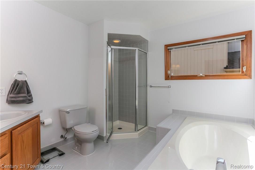 961 River Mist Drive Rochester, MI 48307 - Photo 24 of 56 024-Master_Bathroom-3907885-large.jpg