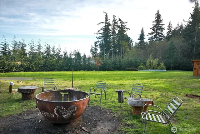 a view of a backyard with barn