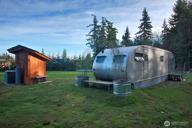 a view of a backyard