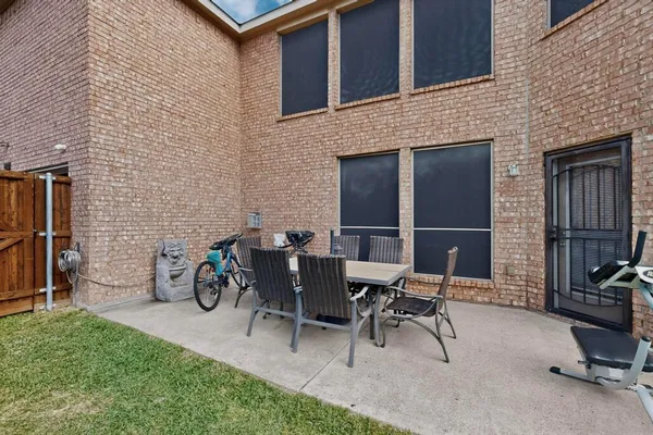 $399,000 | 232 Wellington Drive, DeSoto, TX 75115