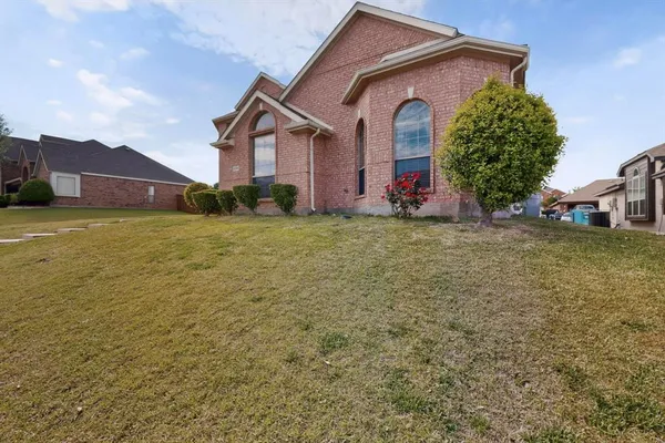$399,000 | 232 Wellington Drive, DeSoto, TX 75115