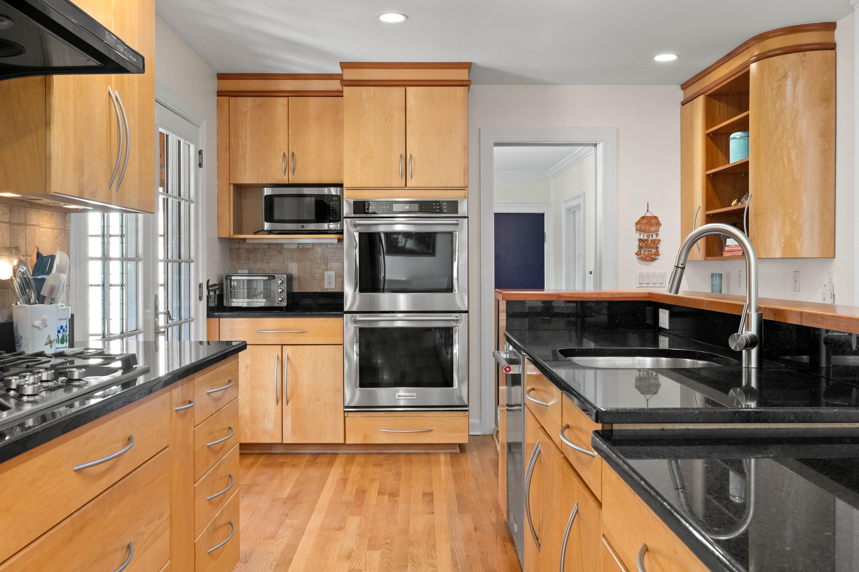 44 North Shore Road Derry, NH 03038 - Photo 3 of 40