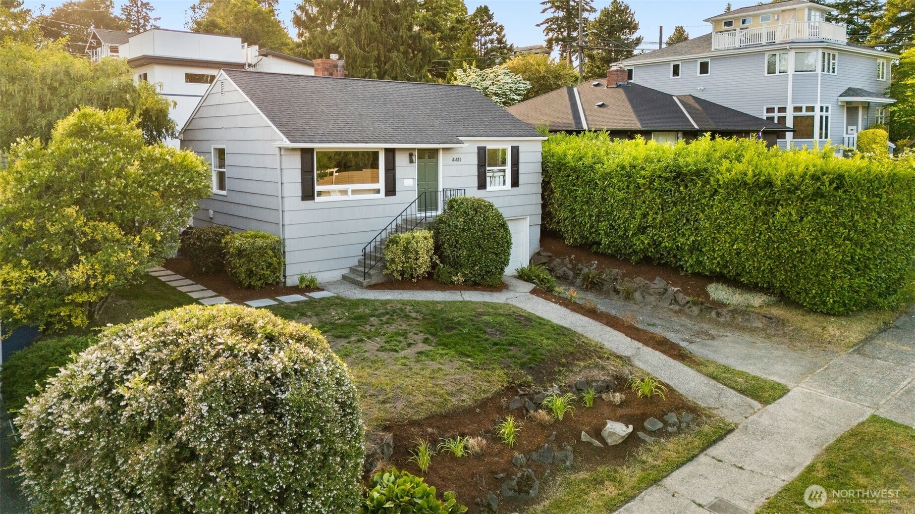 4411 50th Avenue Southwest Seattle, WA 98116 - Photo 4 of 27