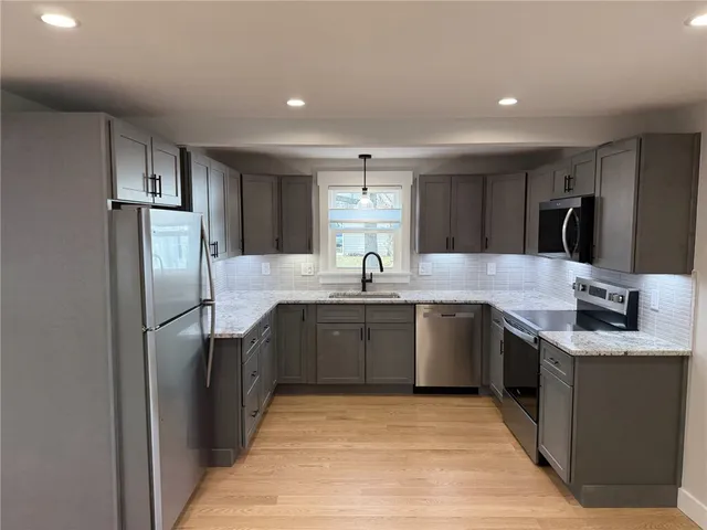 $2,250 | 863 Main Street, Unit 1, East Greenwich, RI 02818