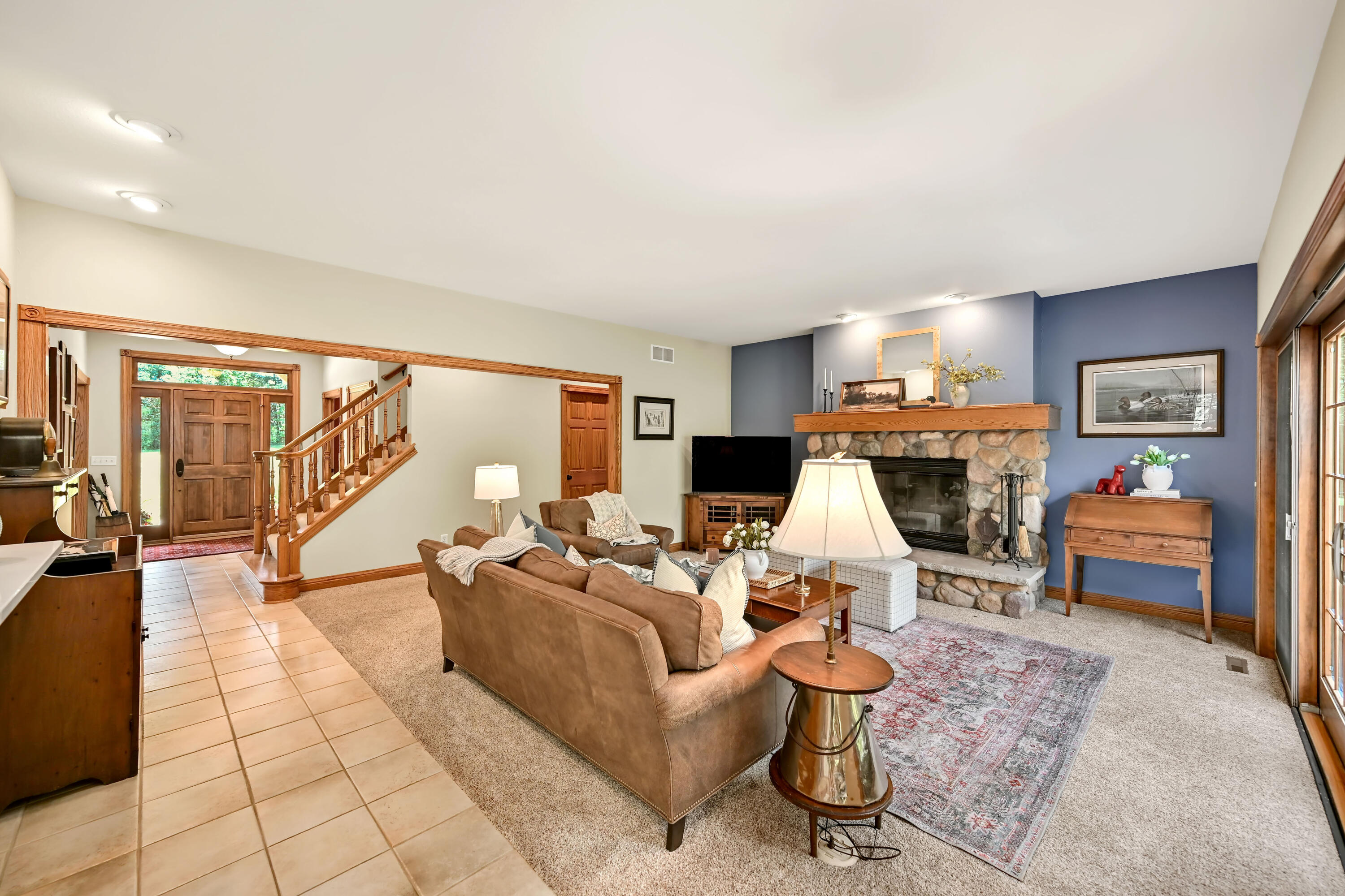 8510 Hawthorne Road Mequon, WI 53097 - Photo 8 of 49 Living Room