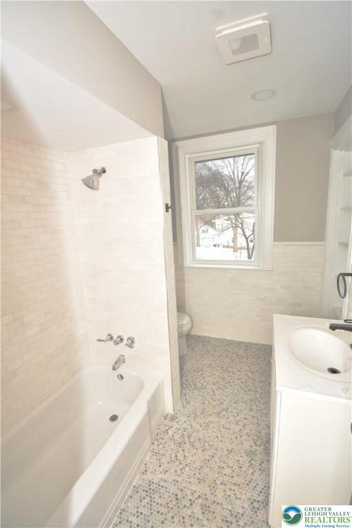 312 March Street, Unit 4 Easton, PA 18042 - Photo 5 of 8 a bathroom with a bathtub and a sink
