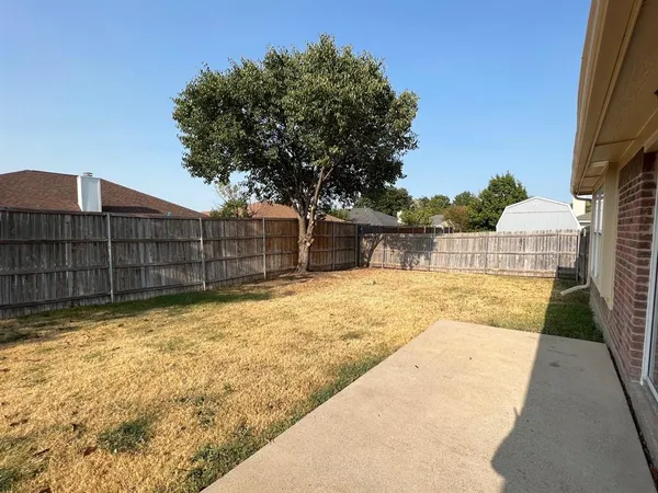 a view of backyard of the house