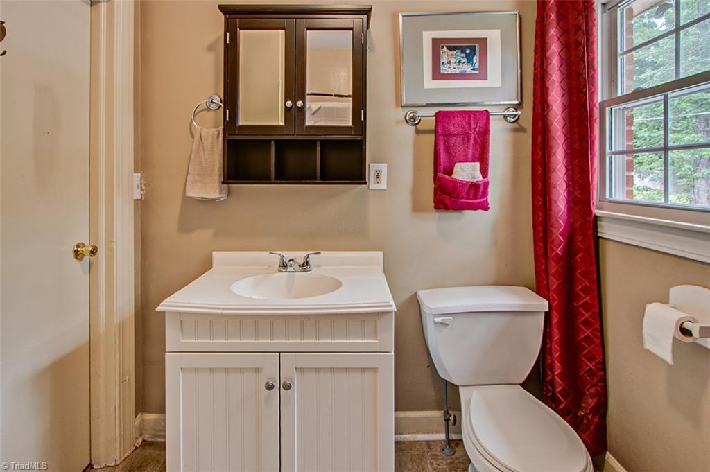 183 Dublin Road Asheboro, NC 27203 - Photo 20 of 29 Bathroom 2